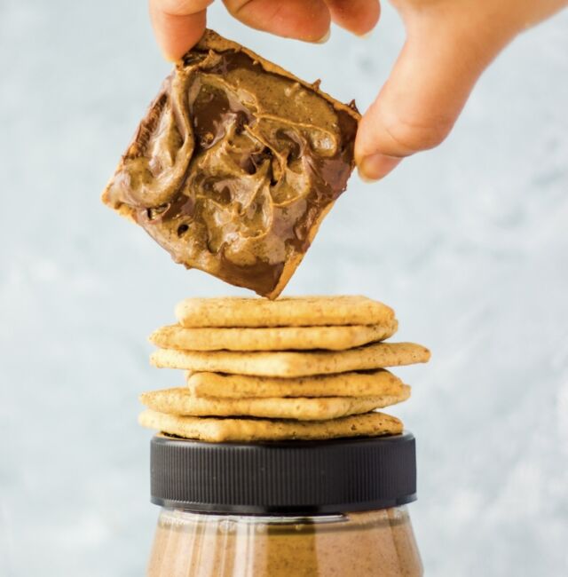 It's Friday night and you know what that means - time for some delicious snacks! 😋👌 Whip up some crackers with chocolate spread and your favorite Manba peanut butter for the perfect snack combo. 🤤👍

#FridayNightSnacks #SnackTime #EasyRecipes #ChocolateSpread #PeanutButter #Foodie