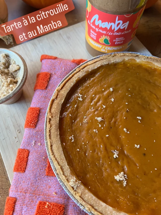 🎃 🥧 🌶️ 
Ingrédients
Pour la croûte
•1 ½ tasse de biscuits Graham émiettés (ou pâte brisée maison)
•¼ tasse de sucre brun
•6 c. à soupe de beurre fondu
Pour la garniture
•1 ½ tasse de purée de citrouille (ou de courge)
•½ tasse de Manba (ou beurre d’arachide épicé)
•½ tasse de sucre brun
•2 œufs
•½ tasse de crème 35 % (ou lait évaporé)
•1 c. à thé de cannelle
•½ c. à thé de gingembre moulu
•¼ c. à thé de muscade
•1 pincée de sel
•(Optionnel) un trait de rhum brun ou de sirop d’érable pour la profondeur
.
Préparation
1. Préchauffe le four à 350 °F (180 °C).
2. Prépare la croûte : mélange les biscuits, le sucre et le beurre fondu. Presse au fond d’un moule à tarte. Fais cuire 8 min et laisse tiédir.
3. Fouette la purée de citrouille, le Manba et le sucre brun jusqu’à consistance lisse.
4. Ajoute les œufs un à un, puis la crème, les épices et le sel.
5. Verse dans la croûte et lisse le dessus.
6. Fais cuire 45–50 minutes, jusqu’à ce que le centre soit presque pris (il va se raffermir en refroidissant).
7. Laisse refroidir complètement avant de servir.
.
#haitianfood#montrealfood#mtlfoodie#ddmanba#spicypeanutbutter